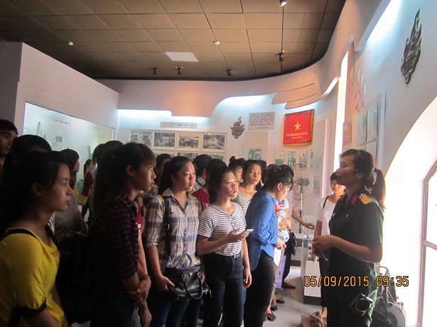 sv tham quan vien bao tang 03