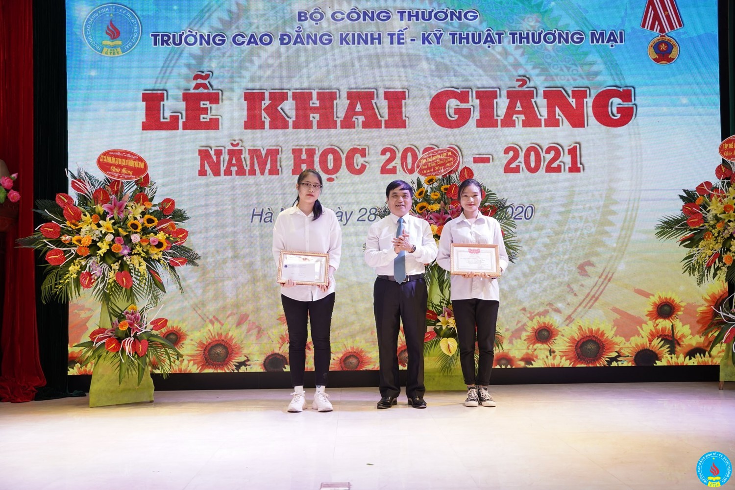 khai giang nam 2020 hieu pho trao thuong 2