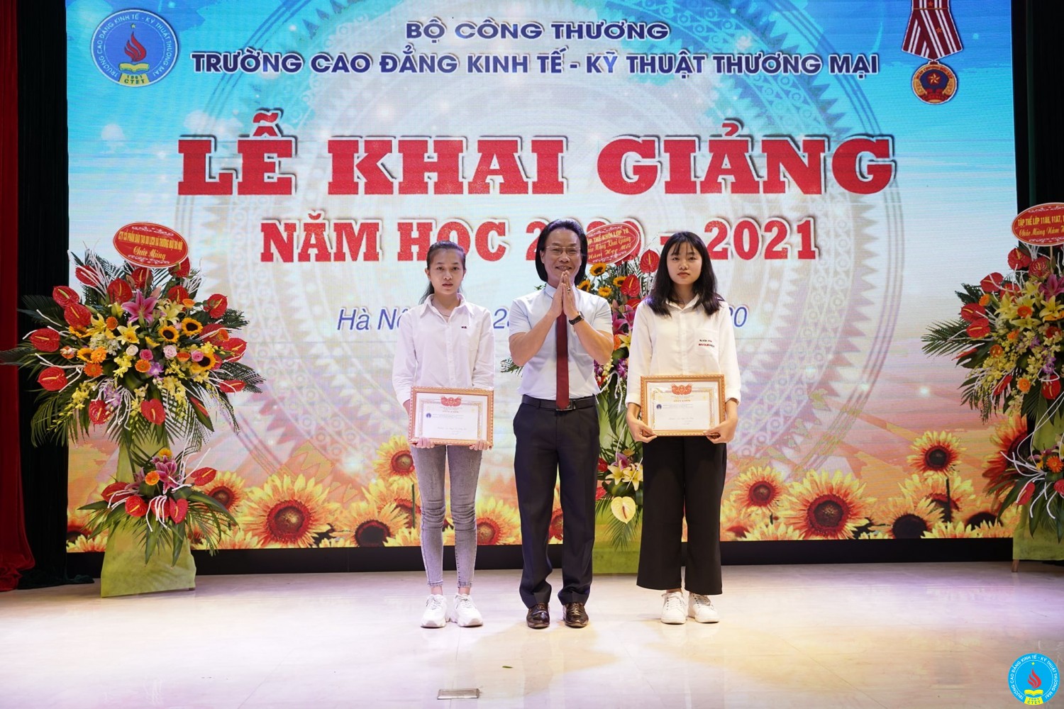 khai giang nam 2020 hieu truong trao thuong 2