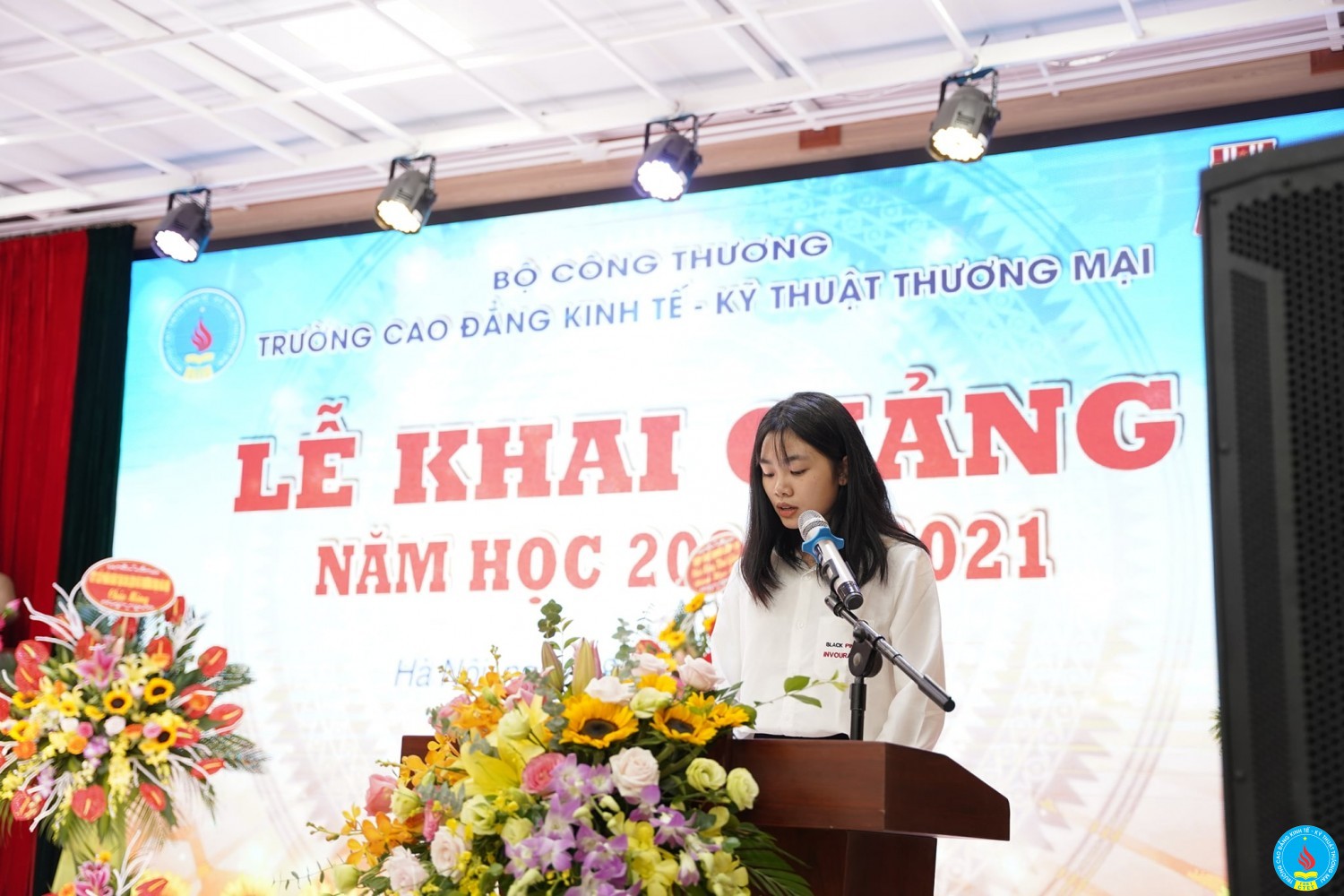 khai giang nam 2020 sinh vien