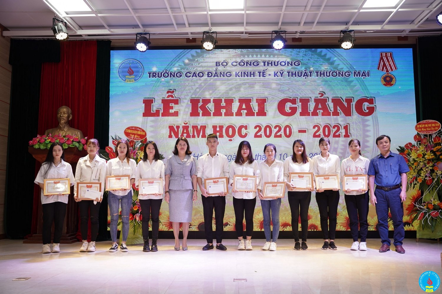 khai giang nam 2020 trao thuong sv 2