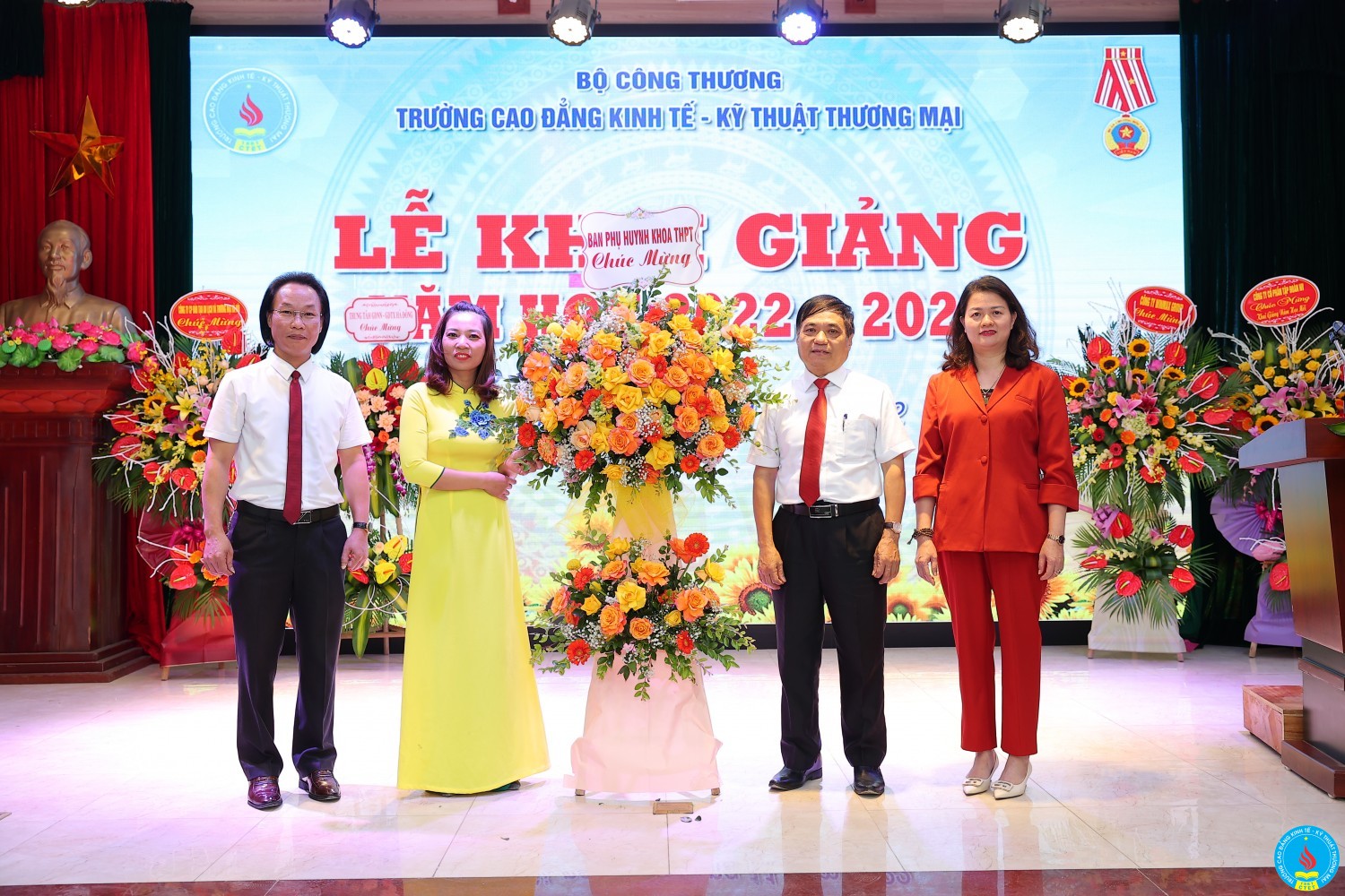 khai giang 2022 2023 VHL 0334